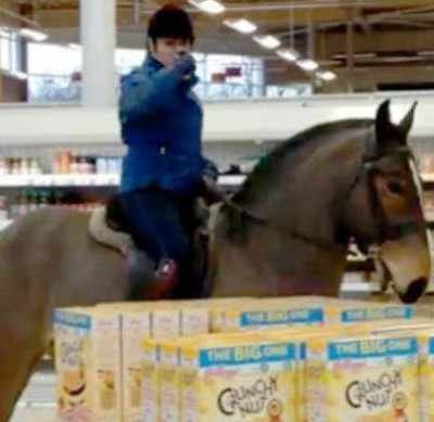 Βίντεο που σαρώνει: 21χρονη μπήκε στο σούπερμαρκετ με το... άλογό της