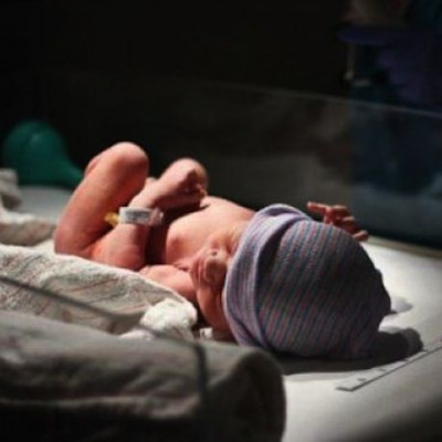 Γιατί οι Ελληνίδες δε γεννούν φυσιολογικά; Το «μαύρο» ρεκόρ μέσα από μία μεγάλη έρευνα