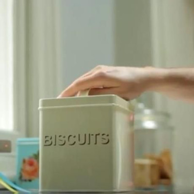 Δείτε το gadget που «φωνάζει» όταν πλησιάζουμε ένα παχυντικό σνακ (βίντεο)