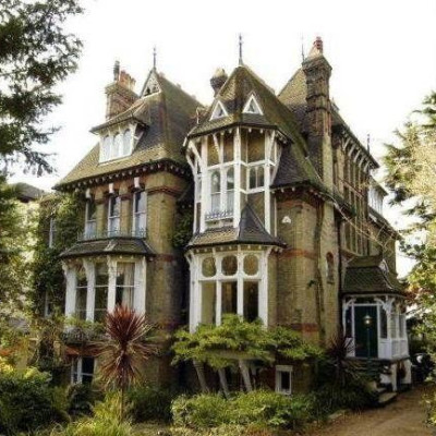 Δεν φαντάζεστε τι κρύβει μέσα αυτή η έπαυλη που βγήκε σε αγγελία (pic)