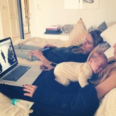 Kάντο όπως η Gisele! Ποια διάσημη μαμά δουλεύει με το μωρό της αγκαλιά;