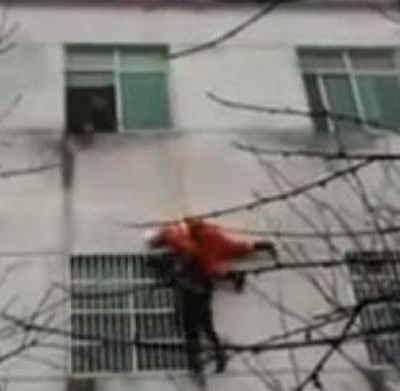 Βίντεο: Πυροσβέστης σώζει στον αέρα επίδοξη αυτόχειρα