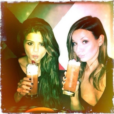 H Selena Gomez πίνει αλκοόλ αμέσως μετά την αποτοξίνωση;