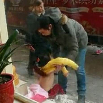 Πα-τέρας έγδυσε την κορούλα του και την έσερνε γυμνή στο δρόμο (pics)