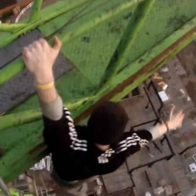 Τρομακτικό βίντεο: Έφηβοι κρέμονται πάνω από τη γέφυρα του Λονδίνου!