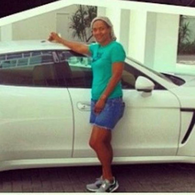 Λεμπρόν Τζέιμς: Αγόρασε μια εντυπωσιακή Πόρσε στη μητέρα του! (photos)