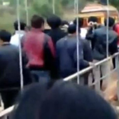 Γέφυρα κατέρρευσε την ώρα που περνούσε πομπή κηδείας...(Video)