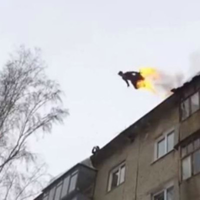 Αυτοπυρπολήθηκε και πήδηξε από κτίριο! (vid)