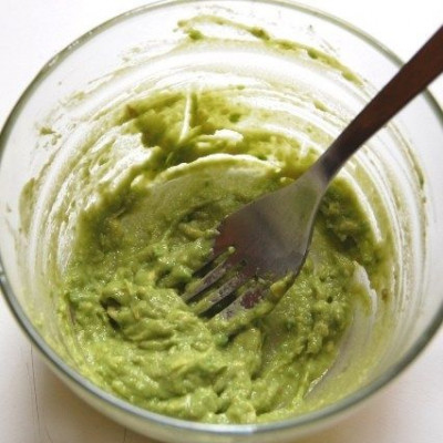 Απολεπίστε και ενυδατώστε το σώμα σας με αυτή την υπέροχη DIY μάσκα με αβοκάντο