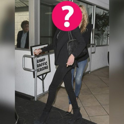 56 ετών και full αδύνατη: Σε ποια star ανήκουν αυτά τα… «πόδια-καλαμάκια»;