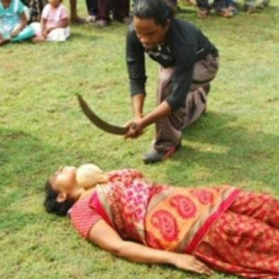 Βγάζει λεφτά ρισκάροντας τη ζωή της γυναίκας του! (βίντεο)