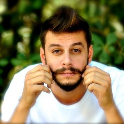 Λεωνίδας Καλφαγιάννης: «Ο ρόλος μου στο Κάτω Παρτάλι είναι sexy, όχι εγώ»