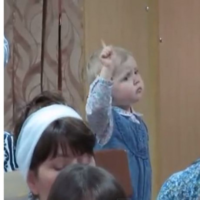 Δείτε ένα μικρό κοριτσάκι να διευθύνει χορωδία καλύτερα κι από μαέστρος (βίντεο)