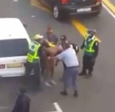 Αστυνομικοί χτυπούν ανελέητα νεαρό επειδή είναι μαύρος! (βίντεο)