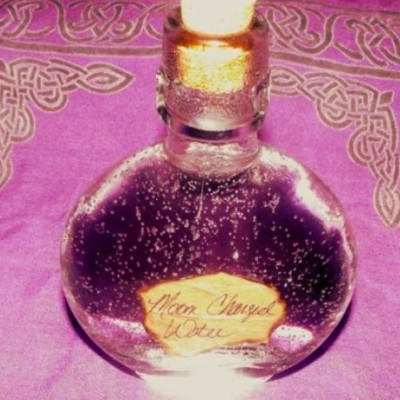 Moon Water: Τι είναι το νερό της Πανσελήνου;