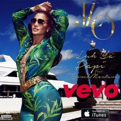 H Jennifer Lopez φοράει Versace και παίζει με ημίγυμνα αγόρια