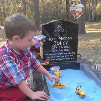 Έκανε τον τάφο παιδότοπο για να παίζει με τον αδερφό του...