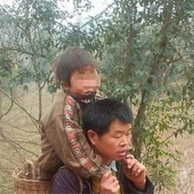 Ο πατέρας της χρονιάς: Δείτε τι συγκλονιστικό κάνει (pics)