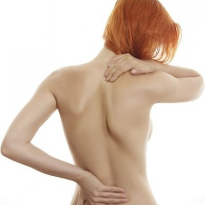 Σας πονάει συχνά η μέση; Η λύση είναι οικονομική και βρίσκεται στο… μπάνιο σας