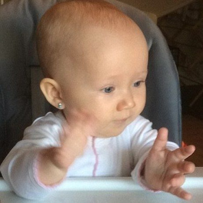 Ποιο διάσημο ζευγάρι τρύπησε τα αυτάκια της κορούλας του ενώ ακόμη δεν έχει... χρονίσει;