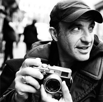 Το κρυφό ταλέντο του Νίκου Αλιάγα: Δείτε τα υπέροχα πορτρέτα διασήμων που έχει τραβήξει