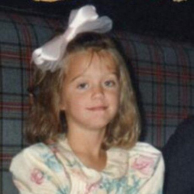 Το ξανθό κοριτσάκι της φωτογραφίας, σήμερα είναι μία από τις πιο διάσημες μελαχρινές!