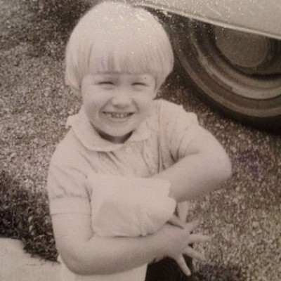 Το κοριτσάκι της φωτογραφίας έγινε μία σέξι, κατάξανθη σταρ: Την αναγνωρίζετε;