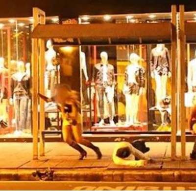 Απίστευτη φάρσα με ελεύθερο σκοπευτή σε στάση λεωφορείου (Video)