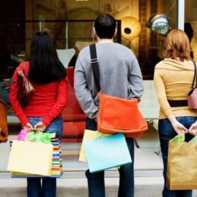 Ξεκίνησε το εορταστικό ωράριο- Ανοιχτά και την Κυριακή τα καταστήματα