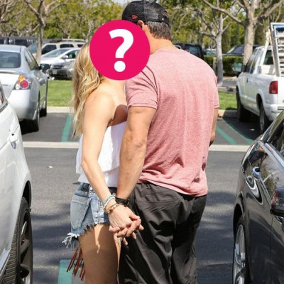 Ποιο διάσημο ζευγάρι έπιασε ο φακός να... χαμουρεύεται στη μέση του δρόμου;