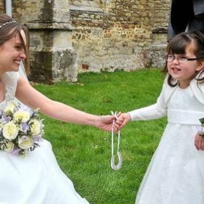 Συγκινητικό: 4χρονη περπατάει για πρώτη φορά και γίνεται παρανυφάκι