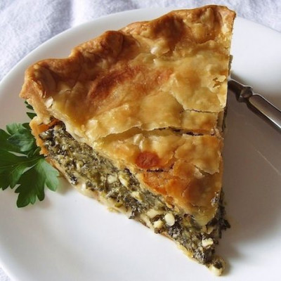 Τυρόπιτα με σπανάκι και μυρωδικά έτοιμη σε 3 απλά βήματα!