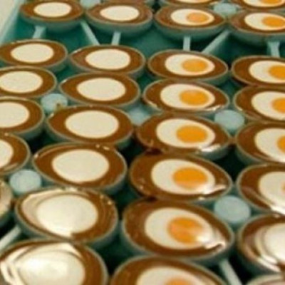 Μοναδικό! Έτσι φτιάχνονται τα σοκολατένια πασχαλινά αυγά! (βίντεο)