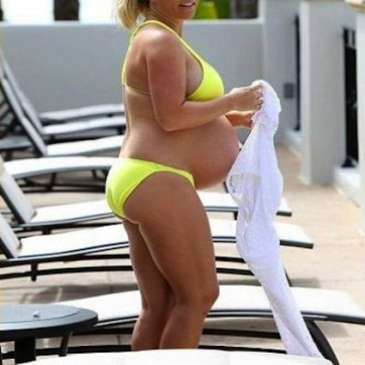 Aν και ετοιμόγεννη έβαλε το μαγιό της και πήγε για μπάνιο! (εικόνες)