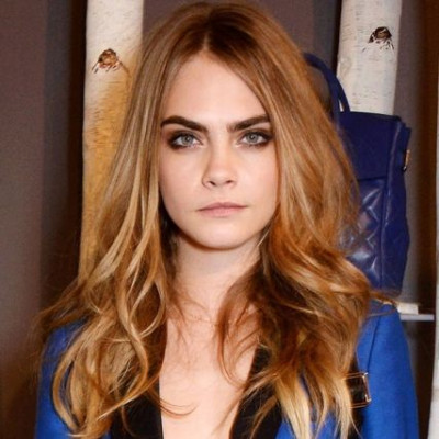 Τι σχέση έχει η εμφύτευση φρυδιών με την Cara Delevingne;