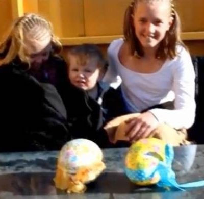 Βίντεο: Κάνουν κάθε Πάσχα την ίδια φάρσα στα παιδιά τους