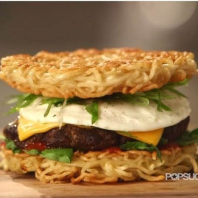 Είστε μακαρονάδες; Τότε θα λατρέψετε το πιο νόστιμο burger από... ζυμαρικά