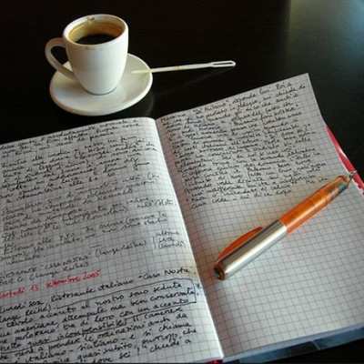 Ανακάλυψα ότι είναι κολλημένος με την πρώην του αλλά θέλει να είναι μαζί μου