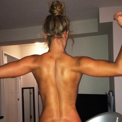 Να πούμε ότι δε ζηλέψαμε; Η καλογυμνασμένη και… γυμνή πλάτη της star μας άφησε άφωνους