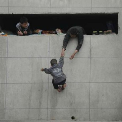 Άστεγα, ανήλικα παιδιά, ζουν στην τρύπα ενός τοίχου!