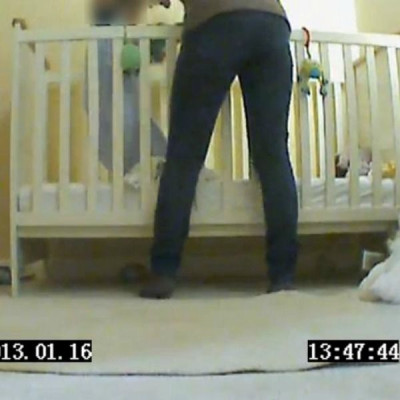 ΣΟΚ: Η κρυφή κάμερα πρόδωσε τη βασανίστρια- νταντά. Οι γονείς τα έχασαν!