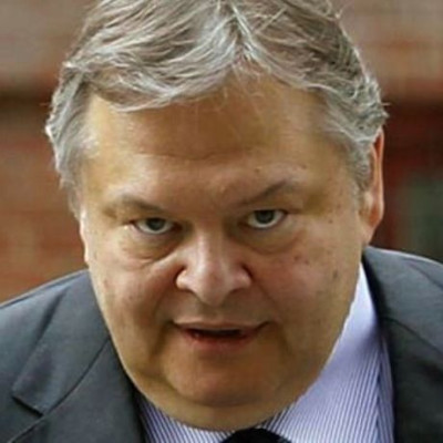 Ευρωεκλογές 2014: Δε θα πιστέψετε τι έγραφε πάνω από το παραβάν που ψήφιζε ο Βενιζέλος-pic