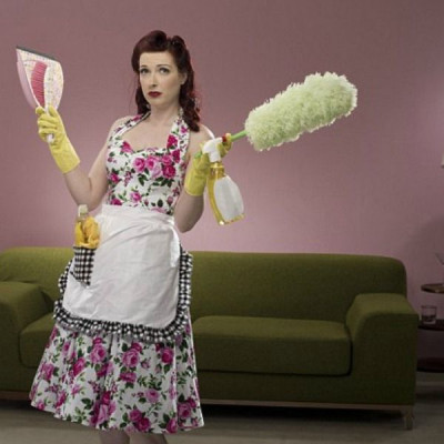 Γυναίκα καριέρας και σφουγγαρίστρας; Όχι δεν θα πάρουμε