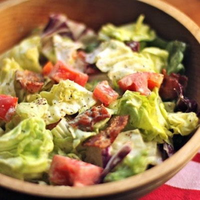Σε 3 κινήσεις: Υπέροχη, κρεμώδης κοτοσαλάτα με μαρούλι και μπέικον!
