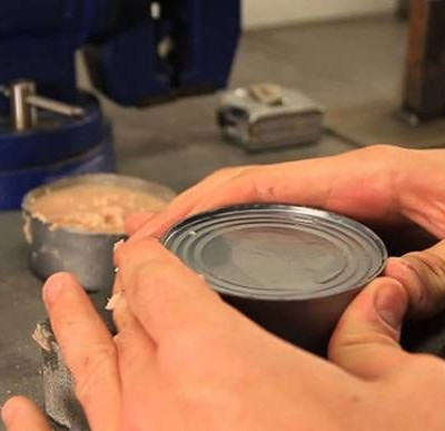 Πώς να ανοίξετε μια κονσέρβα με τα χέρια σας (Video)