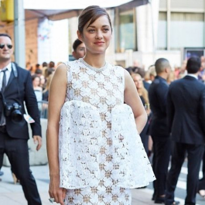 Η Marion Cotillard με μικρό, λευκό φόρεμα του οίκου Dior (φυσικά)