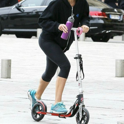 Ποια star του Hollywood άφησε το πολυτελές αυτοκίνητό της και κυκλοφορεί με πατίνι;