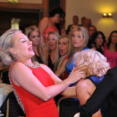 Μαλλιοτραβήγματα και τσαντιές για έναν τίτλο κομμωτικής (video)