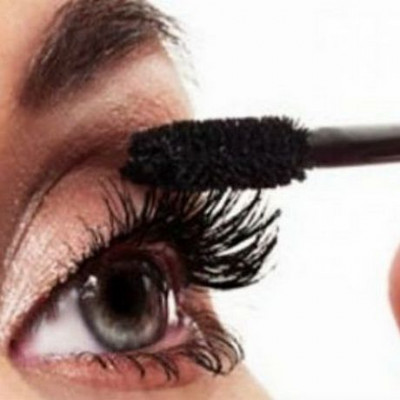 Πώς να βγάλω την αδιάβροχη μάσκαρα εύκολα;