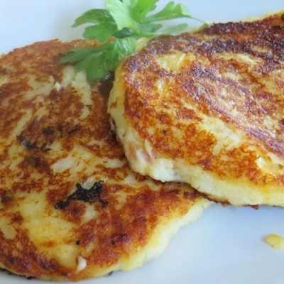 Αφράτες, αλμυρές τηγανίτες με πουρέ πατάτας, τσένταρ και μπέικον!